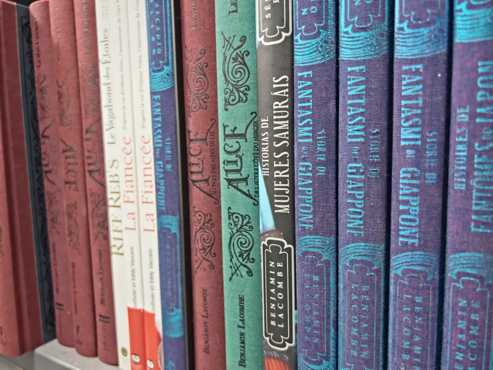 Lloms de llibres de tapa dura enquadernats en tela, amb títols estampats
